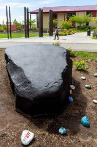 巨大的黑色岩石面向校园公地